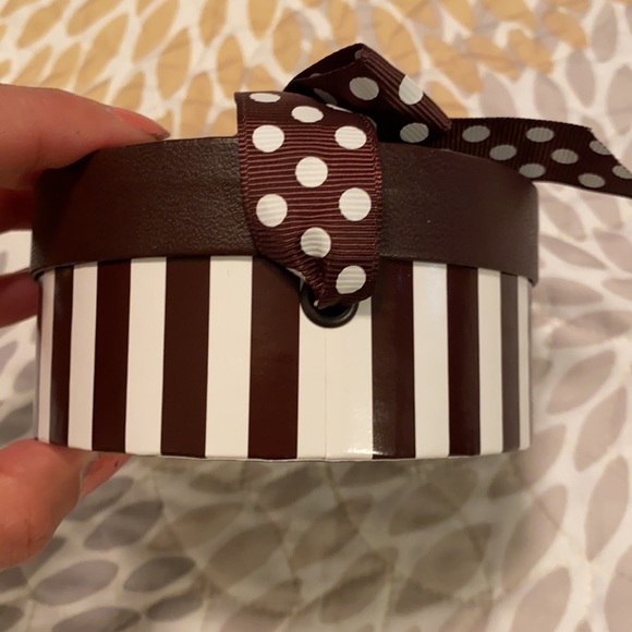 Henry Bendel Collectors Gift Box - Picture 6 of 7